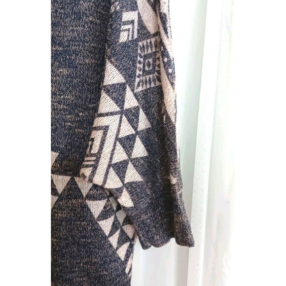 Charming Charlie Made In The USA Geometric Aztec Design Sz M Top Blueish Gray - Picture 9 of 12